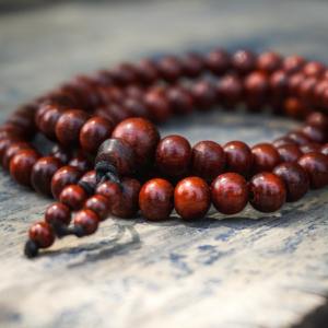 Collar de meditación y oración Mala religioso de 108 cuentas de sándalo rojo natural, embalaje personalizado, OEM, ODM, mayorista, exportador indio - Product Image 3