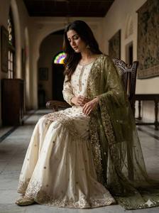 Ensemble Kurta et pantalon traditionnel indien pakistanais pour femmes, avec dupatta vert, coupe ample, longueur au sol, tenue de mariage - Product Image 3