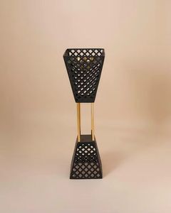 Ensemble de supports géométriques modernes en argent, motif en treillis, base carrée, artisanat élégant et artistique, style contemporain pour la maison et le bureau - Product Image 2