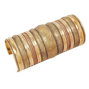Bracelet manchette ouvert en laiton à motif géométrique en métal gravé, bord en cuivre lisse et garniture en fil perlé - Product Image 5