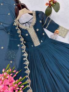 Ensemble Sharara en Faux Georgette avec Broderie de Paillettes 5mm, Boutons Potli, Robe à Manches Longues et Dupatta en Tulle – 6 Couleurs Disponibles en Gros - Product Image 5