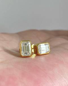 Pendientes de Moissanita con Corte Esmeralda y Engaste de Bisel, Oro Amarillo de 14K, Forma Rectangular Clásica, Regalo de Aniversario para Ella, Joyería Personalizada - Product Image 4