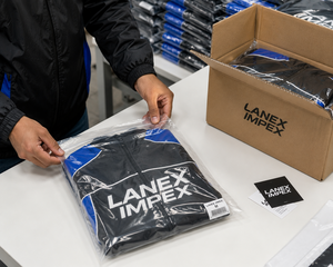 Chaqueta cortavientos OEM personalizada para hombre, negra y azul real, ligera, con cremallera, para entrenamiento deportivo, correr, poliéster premium, para exteriores - Product Image 5