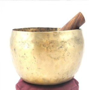 Cuenco tibetano de latón pintado a mano con un vibrante centro de Buda de la Medicina, disponible a precios de mayorista. - Product Image 6