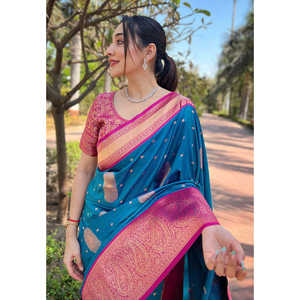 Sari en soie douce bleu paon avec des robes de cocktail élégantes contrastées tissées en zari doré - Product Image 2