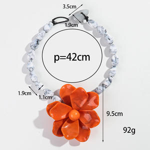 Colliers uniques avec grandes perles rondes et pendentifs fleur en résine pour femmes, colliers ras-du-cou faits main en perles acryliques, artisanat en résine - Product Image 2