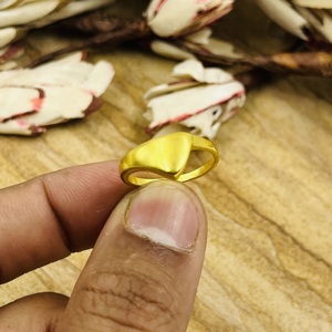 Nouvelle bague géométrique triangulaire très demandée, minimaliste en laiton, plaquée or 18 carats pour homme, design géométrique simple, vente en gros/OEM/ODM - Product Image 3