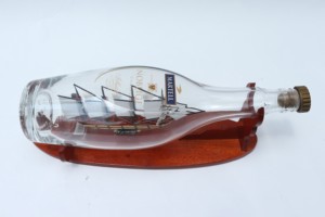 Bateau miniature en bois artisanal vintage et écologique, présenté dans une grande bouteille de vin Martell, avec une large gamme d'options de modèles de bateaux - Product Image 3