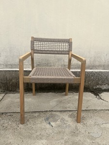 Chaise de jardin minimaliste en bois avec assise et dossier tressés, pieds coniques, mobilier d'extérieur, design durable - Product Image 1