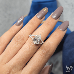 แหวนเพชรทรงหยดน้ำ 3 กะรัต รูปทรงลูกแพร์ ฝังเพชรแบบสปลิตเพฟ ตัวเรือนทองคำขาว 10K รับรองโดย IGI แหวนแต่งงาน/หมั้น - Product Image 4