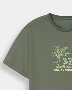 เสื้อยืดพรีเมียมผู้ชายสีเขียวมะกอก ผ้าฝ้ายฟลีซ พาล์ม พาราไดซ์ สไตล์ลำลอง ใส่สบายช่วงฤดูร้อน ทรงหลวม เนื้อผ้านุ่ม ระบายอากาศดี คอกลม แขนสั้น - Product Image 5