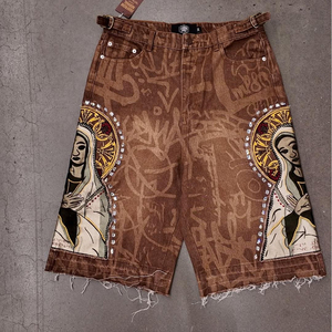 Shorts en jean décontractés pour hommes, coupe ample, imprimé graffiti artistique, bords bruts, avec appliqué motif religieux, vente en gros sur mesure - Product Image 1