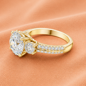 Bague de fiançailles de luxe en or jaune avec trois diamants ronds, pavée, certifiée IGI, bijoux de mariage - Product Image 2