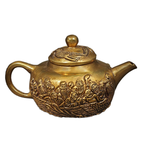 Petite bouilloire de concepteur faite à la main de 5 pouces avec des figures humaines pour la décoration intérieure et l'article de cadeau fabriqué en Inde - Product Image 1