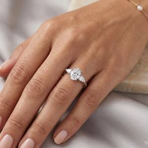 Elegante Anillo de Compromiso de Oro Blanco de 14K/18K con Moissanita Ovalada y Diamantes Laterales con Corte de Pera, Anillo de Boda de Tres Piedras, Joyería Fina Nupcial - Product Image 2