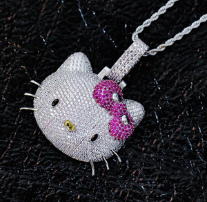 Colgante de Moissanita Hello Kitty con Incrustaciones de Circonitas, Bañado en Plata, Engaste de Garra, Corte Brillante Redondo, Joyería para Fiestas - Product Image 3