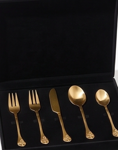 Juego de cubiertos de diseño antiguo en oro, tenedores y cucharas de acero inoxidable, ideal para un uso elegante en la cocina y la mesa. - Product Image 6