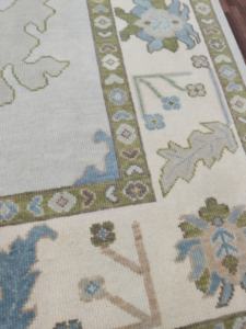 Tapis d'appoint noué à la main, abstrait, vintage, en soie et laine, adapté aux animaux domestiques, très résistant |   Décoration de salon vert bleu pastel - Product Image 2