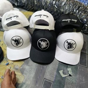 Casquettes de camionneur en velours rouge et noir avec logo et texte - Product Image 6
