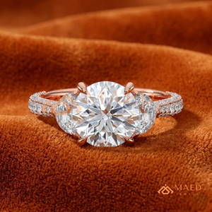 แหวนแต่งงานเพชรทรงกลมทองคำโรสโกลด์ 14K แบบคลาสสิก ประดับเพชรสามเม็ดพร้อมดีไซน์ก้านเพชร - Product Image 1