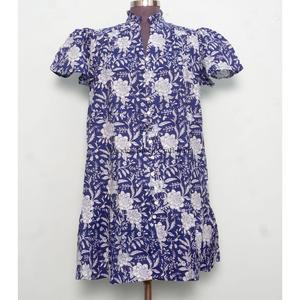 Vestido corto floral de paisley de calidad premium para mujer que ofrece el equilibrio perfecto entre comodidad y estilo, ideal para usar como vestido de playa. - Product Image 2