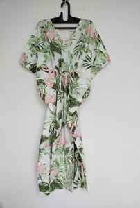 ชุดเดรสคาฟทันผ้าฝ้ายพิมพ์ลายดอกไม้สไตล์วินเทจทำมือจากอินเดีย ทรงเอ คอวี แขนสามส่วน ความยาวระดับเข่า เหมาะสำหรับใส่ไปชายหาด - Product Image 6