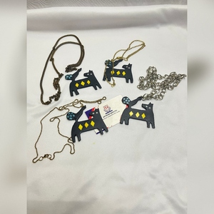 Collier en os de buffle, style bohème, pendentif artisanal indien, forme animale, couleurs vives peintes à la main, motif ethnique unique - Product Image 1