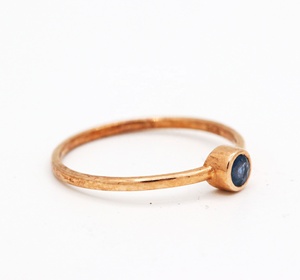 Anillo Solitario de Plata de Ley 925 con Baño de Oro Rosa y Zafiro Azul Natural Redondo en Bisel, Joyas Memoria, Venta al Por Mayor - Product Image 5
