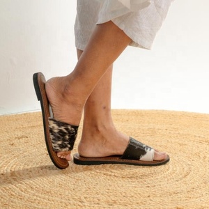 Tongs plates et décontractées en cuir véritable pour femmes, sandales fabriquées à la main, confortables, antidérapantes et respirantes pour l'hiver. - Product Image 2