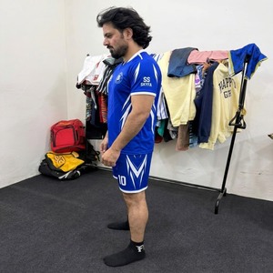 ชุดยูนิฟอร์มฟุตบอลแบบกำหนดเอง เสื้อและกางเกงขาสั้น ชุดทีมกีฬา พร้อมโลโก้แบบกำหนดเอง - Product Image 2