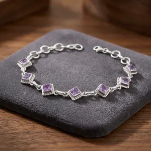 Elegante Brazalete Hecho a Mano Ligero de Plata de Ley con Amatista Púrpura para Mujer - Product Image 3