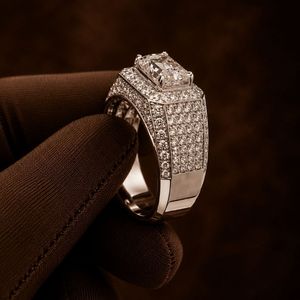 Anillo de Compromiso de Plata de Ley con Diamante en Forma de Esmeralda, Halo de Moissanita y Banda Pavé, Joyería para Propuesta - Product Image 5