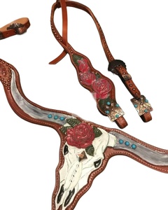 Juego de tachuelas de caballo de cuero genuino pintado Cowskull de rosas rojas, sillín inglés de temporada ligero, placa de pecho para caballo - Product Image 1