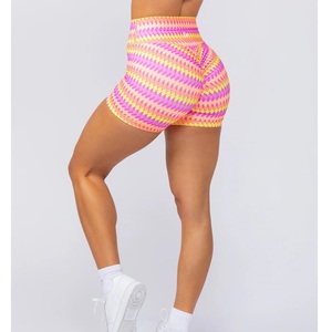Shorts de yoga et d'entraînement personnalisés pour femme, imprimés, respirants, séchage rapide, écologiques, en polyester et élasthanne, souples, doux au toucher, effet froncé aux fesses - Product Image 2