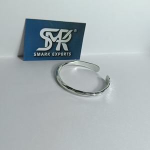 Bracelet manchette en laiton plaqué argent martelé, ajustable, style Kada ouvert, artisanat métallique fait main, bijoux minimalistes unisexes, vente en gros - Product Image 2