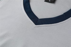 Ensemble de maillots de basket-ball unisexes personnalisables, sublimés, col en V, sans manches, 100% polyester, évacuation de l'humidité, élastique à l'avant - Product Image 5