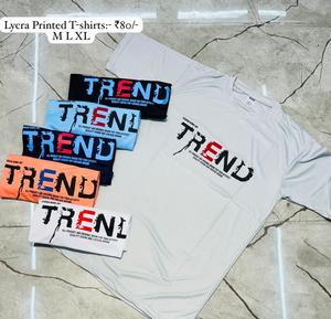 T-shirts confort pour hommes Design d'écran en soie noir essentiel avec motif d'impression toute la journée - Product Image 1