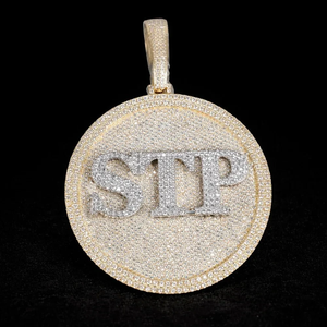 Colgante de disco grande 3D personalizado con letras de moissanita plateada, chapado en oro blanco, amarillo y rosa, joyería personalizada - Product Image 1