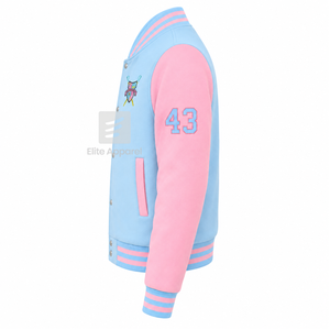 Chaqueta universitaria personalizada de la hermandad Gamma Phi Delta, azul cielo y rosa, manga larga, cuello con banda frontal, logotipo bordado, algodón. - Product Image 4