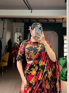 ชุดเลเฮนกาโชลีลายดอกไม้หินอ่อน พร้อมเสื้อปักมือ ผ้าคลุมไหล่ขอบลูกไม้ ยาว 12 เมตร ชุดสำหรับงานเทศกาล - Product Image 4
