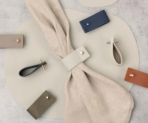 Anillos de Servilleta Modernos de Cuero: Decoración de Mesa con Pasadores de Latón, Acero o Madera - Product Image 1