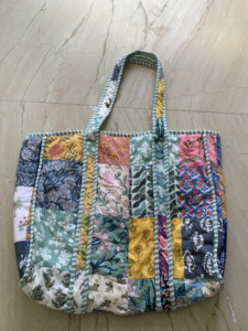 Sac fourre-tout matelassé en coton imprimé au bloc et patchwork : Grand sac à main indien en gros - Product Image 6