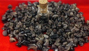 Éclats de pierre semi-précieuse Iolite pour la fabrication de bijoux, l'artisanat et la lithothérapie – Éclats bruts naturels d'Iolite par des consignataires indiens - Product Image 4