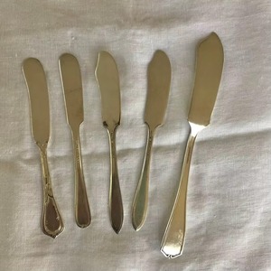 Juego de cuchillos para queso de acero inoxidable de 4 piezas con mango de resina, herramientas duraderas de metal para queso aptas para contacto con alimentos. - Product Image 4