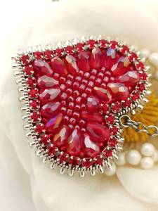 Pendentif cœur brodé et perlé : Breloque porte-clés rouge - Product Image 6