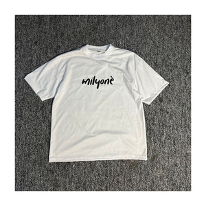 Camiseta de algodón de manga corta para hombre, color blanco, corte holgado, cuello redondo, estilo urbano, estampado digital, logotipo frontal, 250 g/m² - Product Image 1