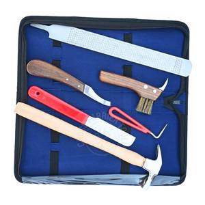 Kit d'outils de fermeur en mallette avec couteau à sabots à lame courbée, râpe, couteau à sabots, marteau à clous et brosse de nettoyage avec crochet - Product Image 1