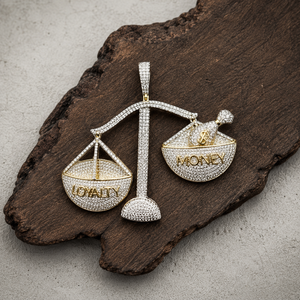 Colgante de Moissanita Hip Hop Bicolor con Balanza de Lealtad vs Dinero, de Plata de Ley con Micro Pavé y Engaste en Canal, Unisex - Product Image 4