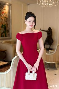 Vestido de noche clásico rojo con hombros descubiertos y falda acampanada para mujer |   Vestido Felami para Invitadas de Boda o Graduación |   LAVIEM - Product Image 4