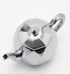 Théière en métal géométrique moderne à facettes avec poignée torsadée et bouton de couvercle en spirale - Product Image 2